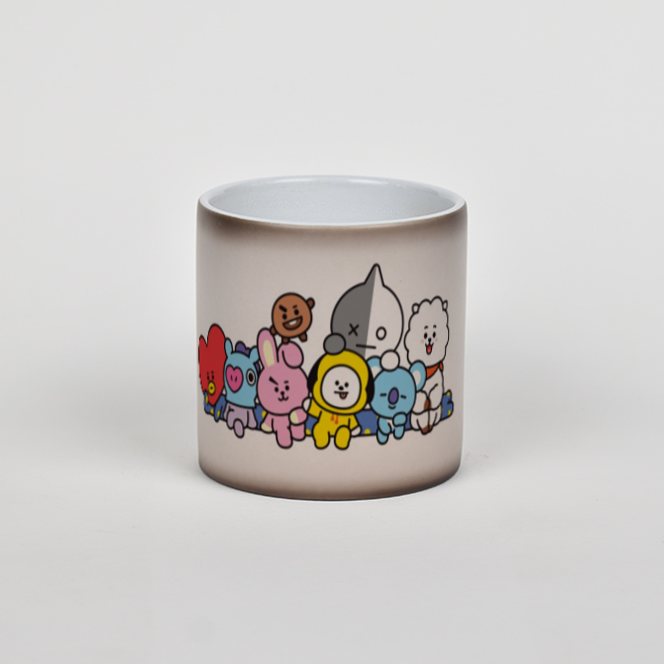 لیوان حرارتی با طرح bt21نمای روبرو