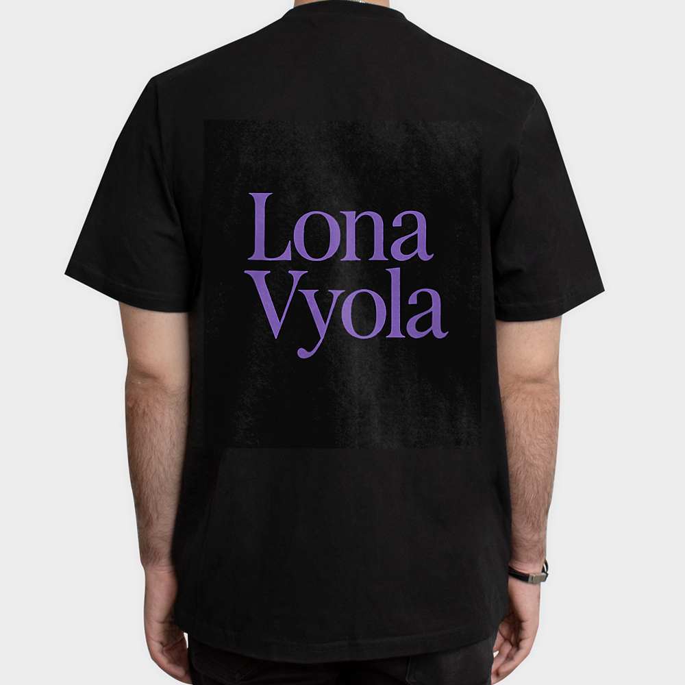 تیشرت مشکی با لوگوی برند Lona vyolaنمای پشت - رنگ مشکی5