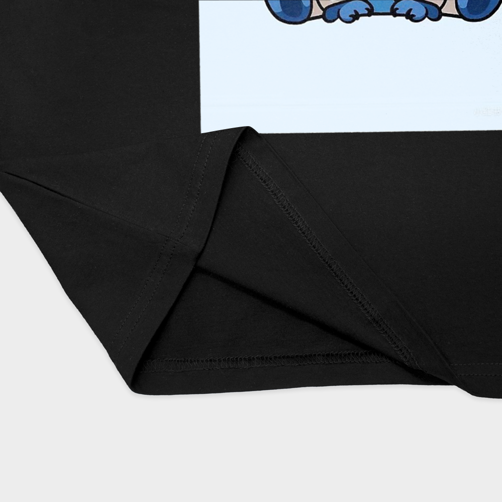 تیشرت با طرح stitchنمای نزدیک پایین لباس - رنگ مشکی2