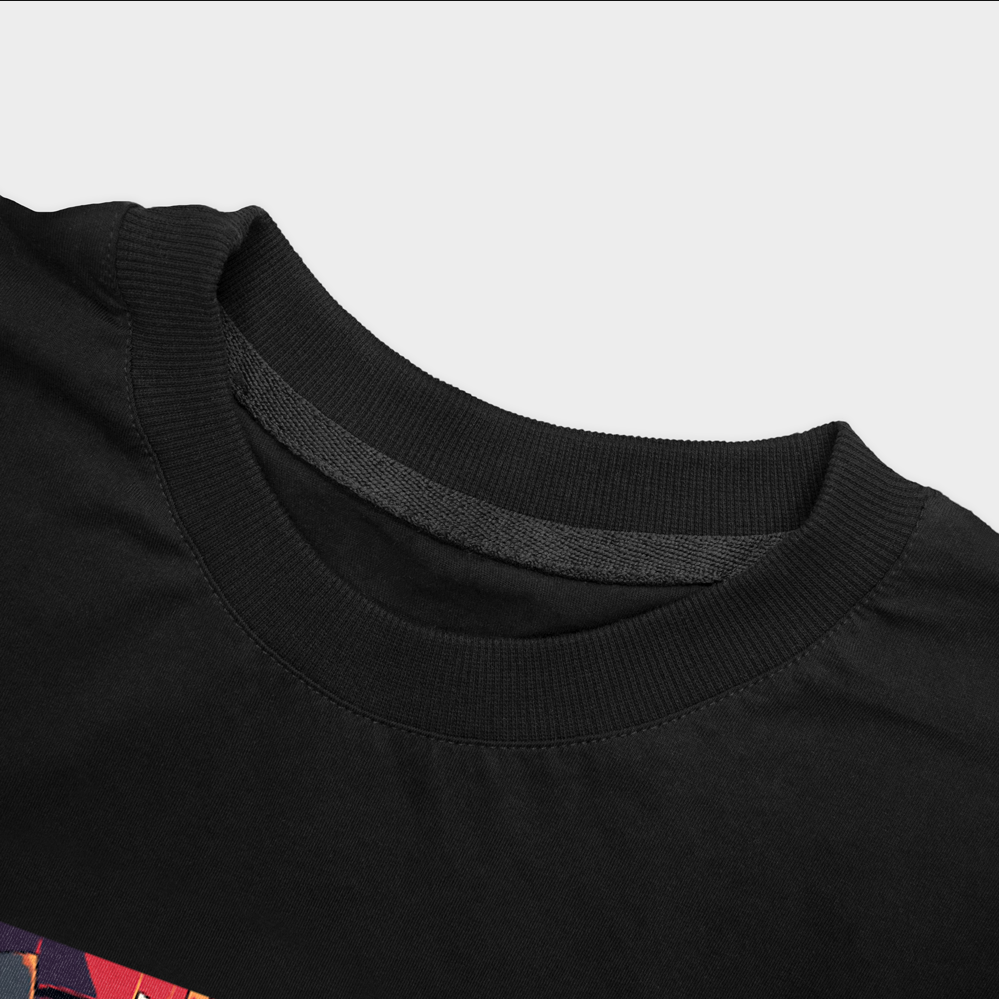 تیشرت آستین کوتاه {مرد آهنی} IRON MANنمای نزدیک یقه - رنگ مشکی1