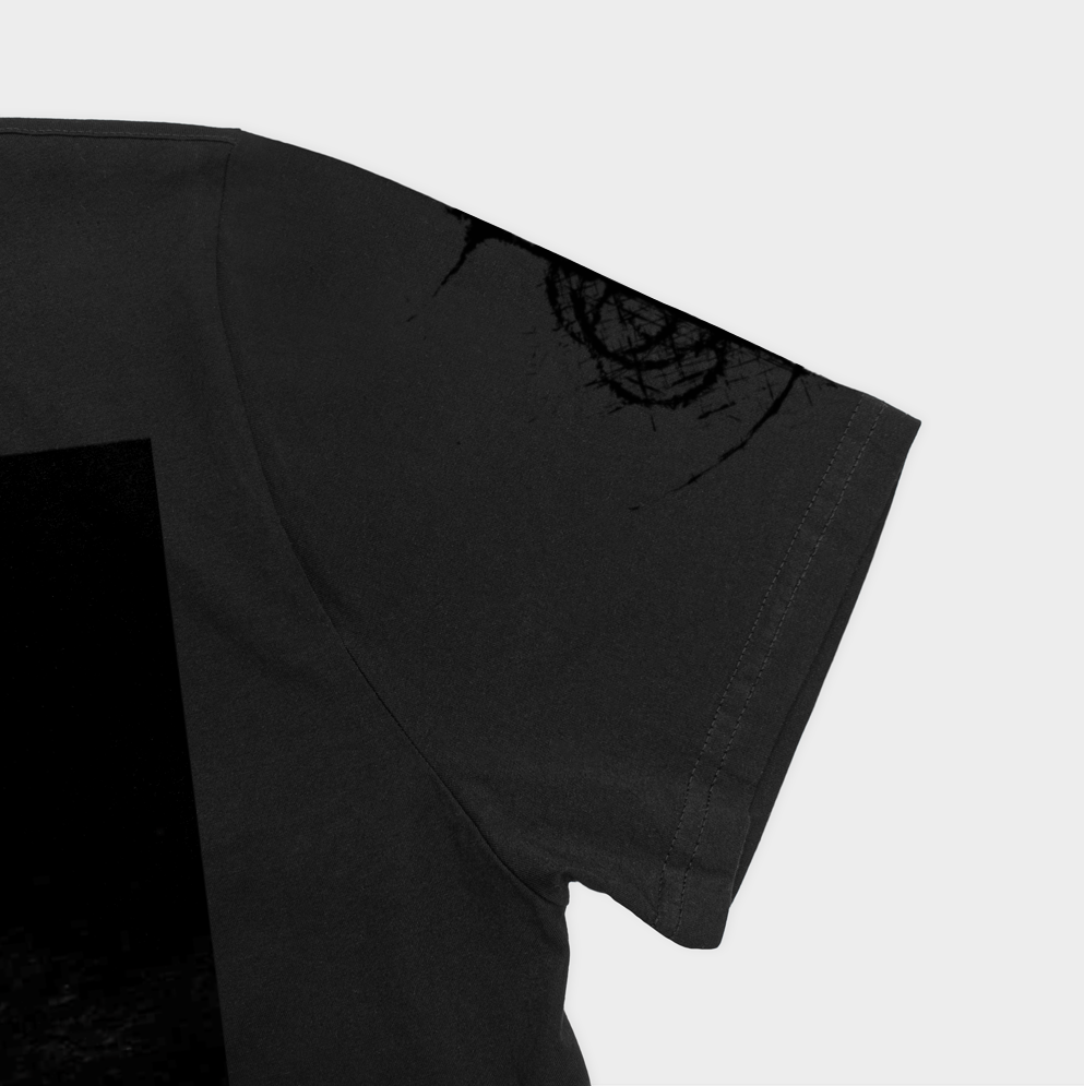 تیشرت طرح DARK GODنمای نزدیک آستین چپ - رنگ مشکی1