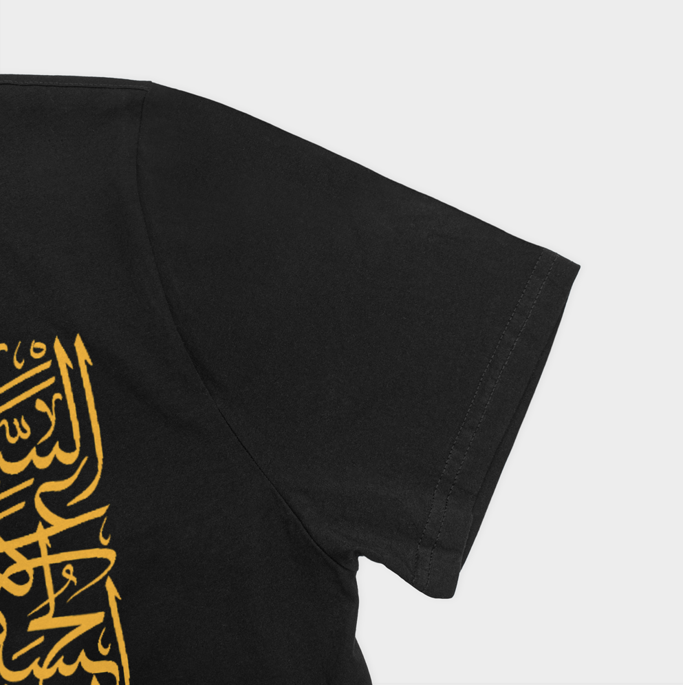 تیشرت محرمی سلام بر حسین شهید (ع)نمای نزدیک آستین چپ - رنگ مشکی3