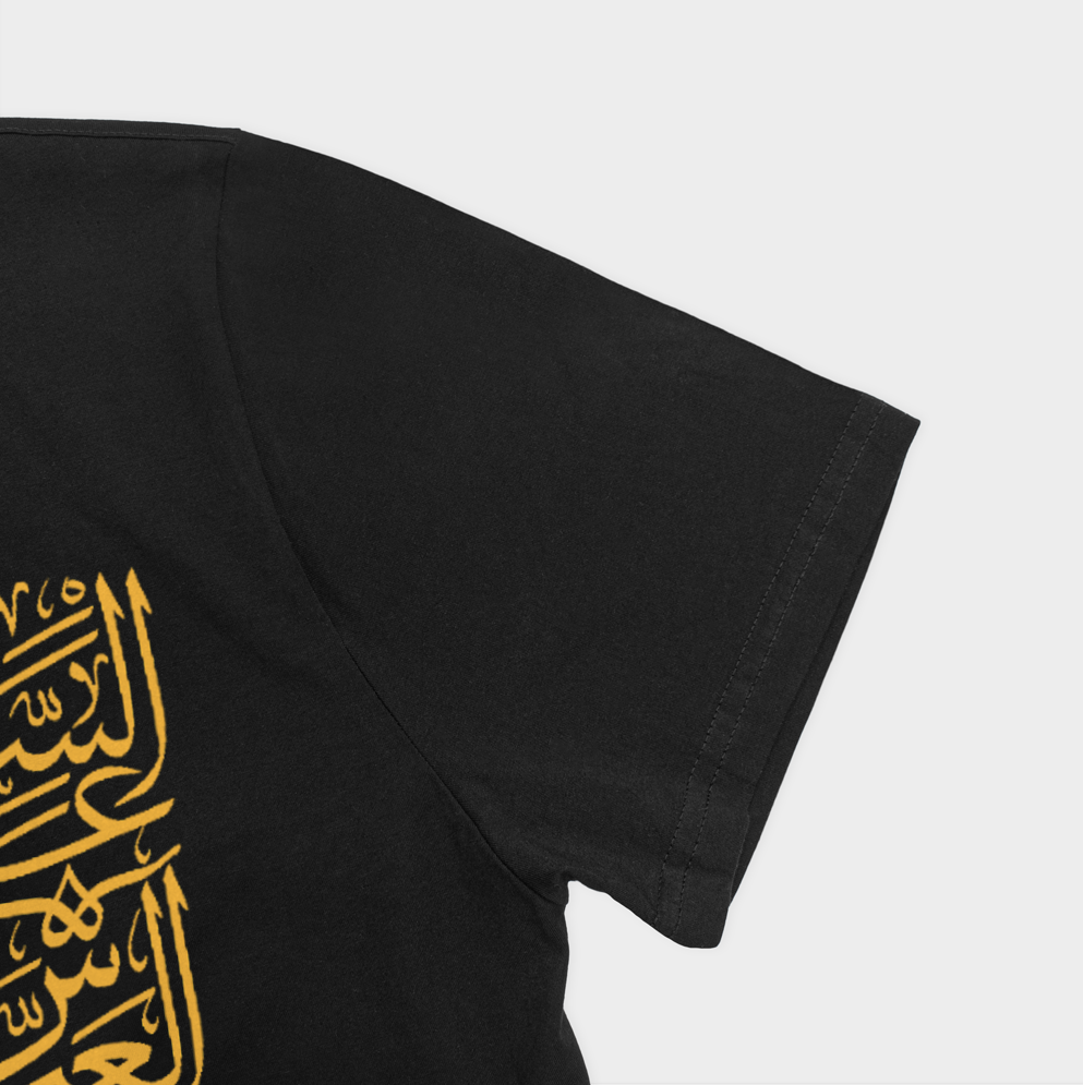 تیشرت طرح السلام علی ابن عباسنمای نزدیک آستین چپ - رنگ مشکی3