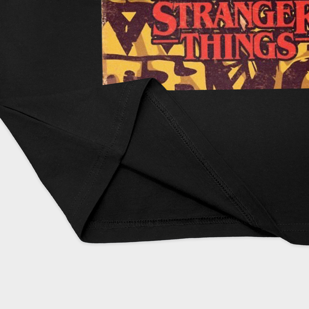 تیشرت با طرح سریالstranger thingsنمای نزدیک پایین لباس - رنگ مشکی3