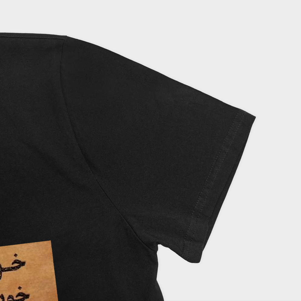 تیشرت متن دار برای چای خورها!نمای نزدیک آستین چپ - رنگ مشکی3