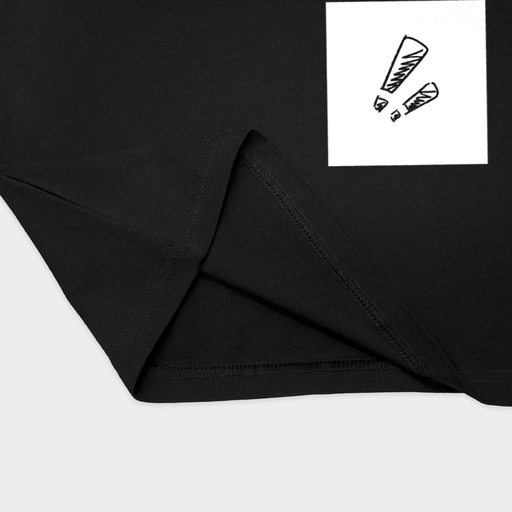 تیشرت_black stickerنمای نزدیک پایین لباس - رنگ مشکی1
