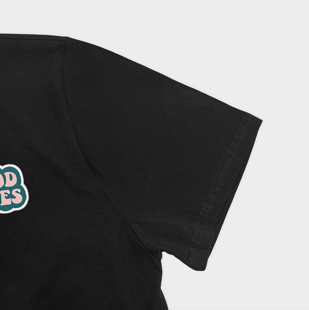 GOOD VIBES T-SHIRTنمای نزدیک آستین چپ - رنگ مشکی2