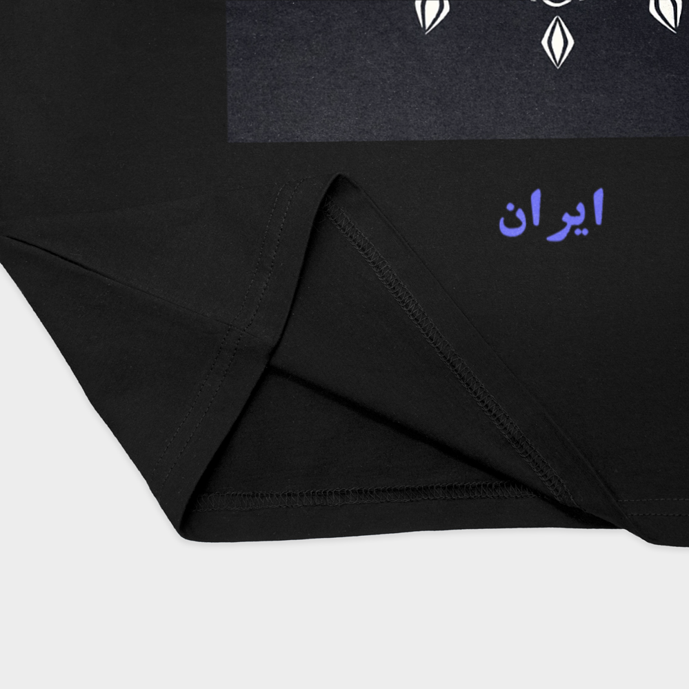 تیشرت با طرح کوروش بزرگنمای نزدیک پایین لباس - رنگ مشکی3