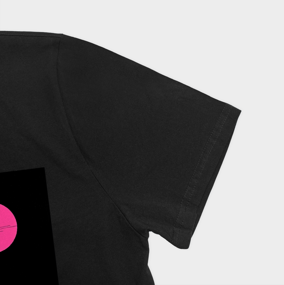 t-shirt Pink Floydنمای نزدیک آستین چپ - رنگ مشکی3