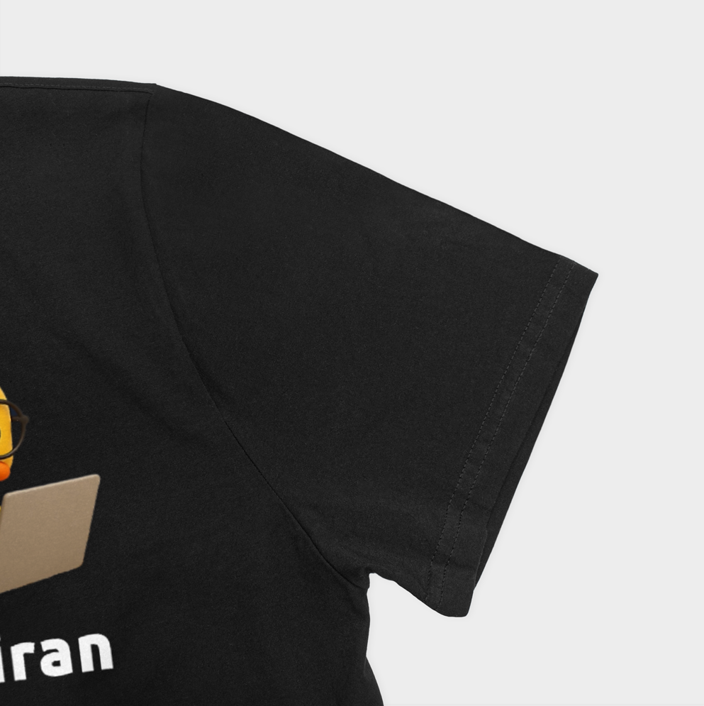 تیشرت برنامه نویساننمای نزدیک آستین چپ - رنگ مشکی2