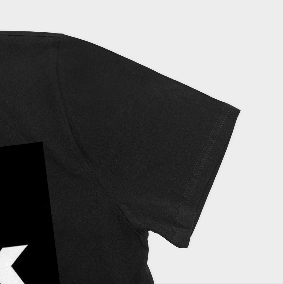 تیشرت پانک in punk we trustنمای نزدیک آستین چپ - رنگ مشکی3