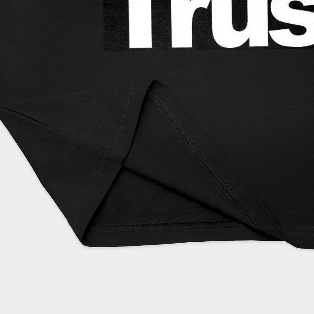 تیشرت پانک in punk we trustنمای نزدیک پایین لباس - رنگ مشکی2