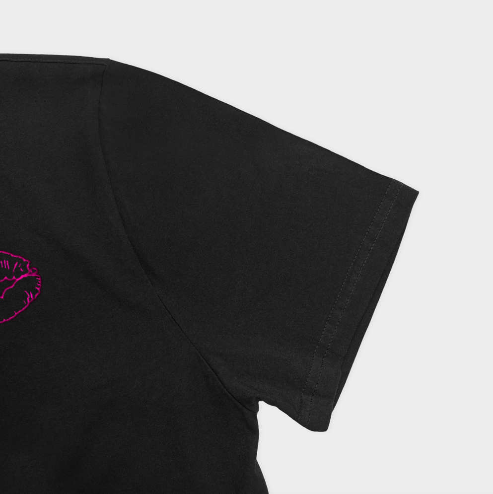 تی شرت طرح  pink kissنمای نزدیک آستین چپ - رنگ مشکی3